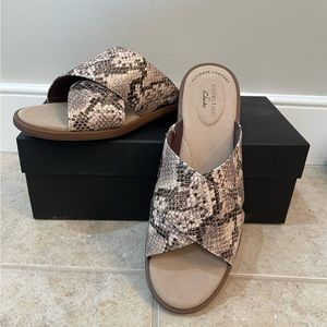 ❤️Clarks Slip-ons Neutral shade